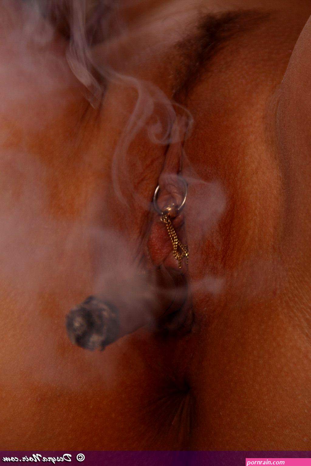Pussy smoking Full HD image FREE.