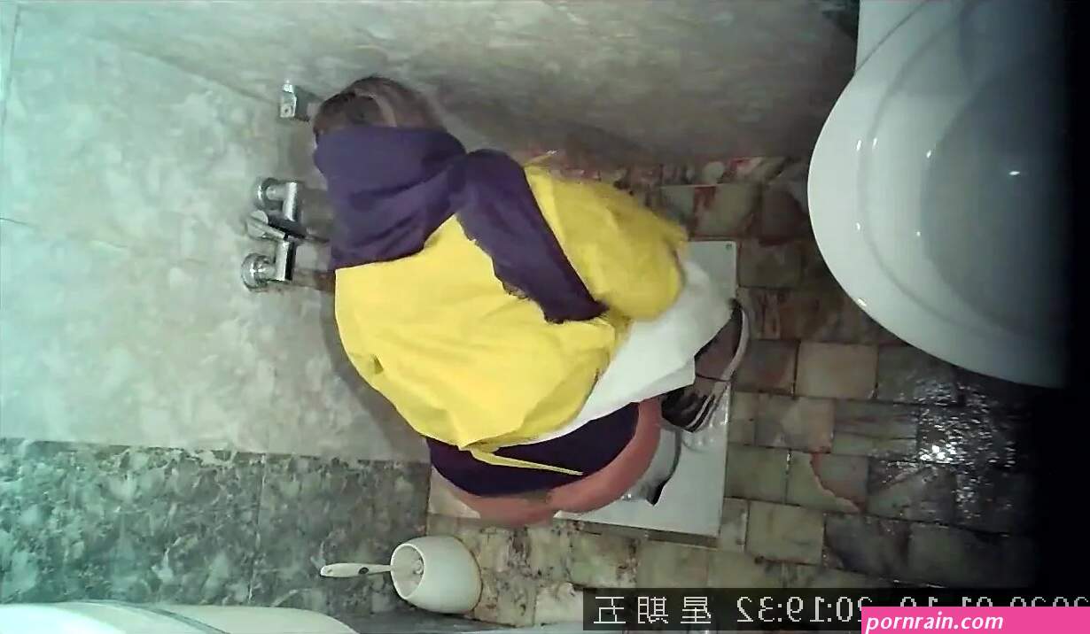 Iranian milf pissing 2