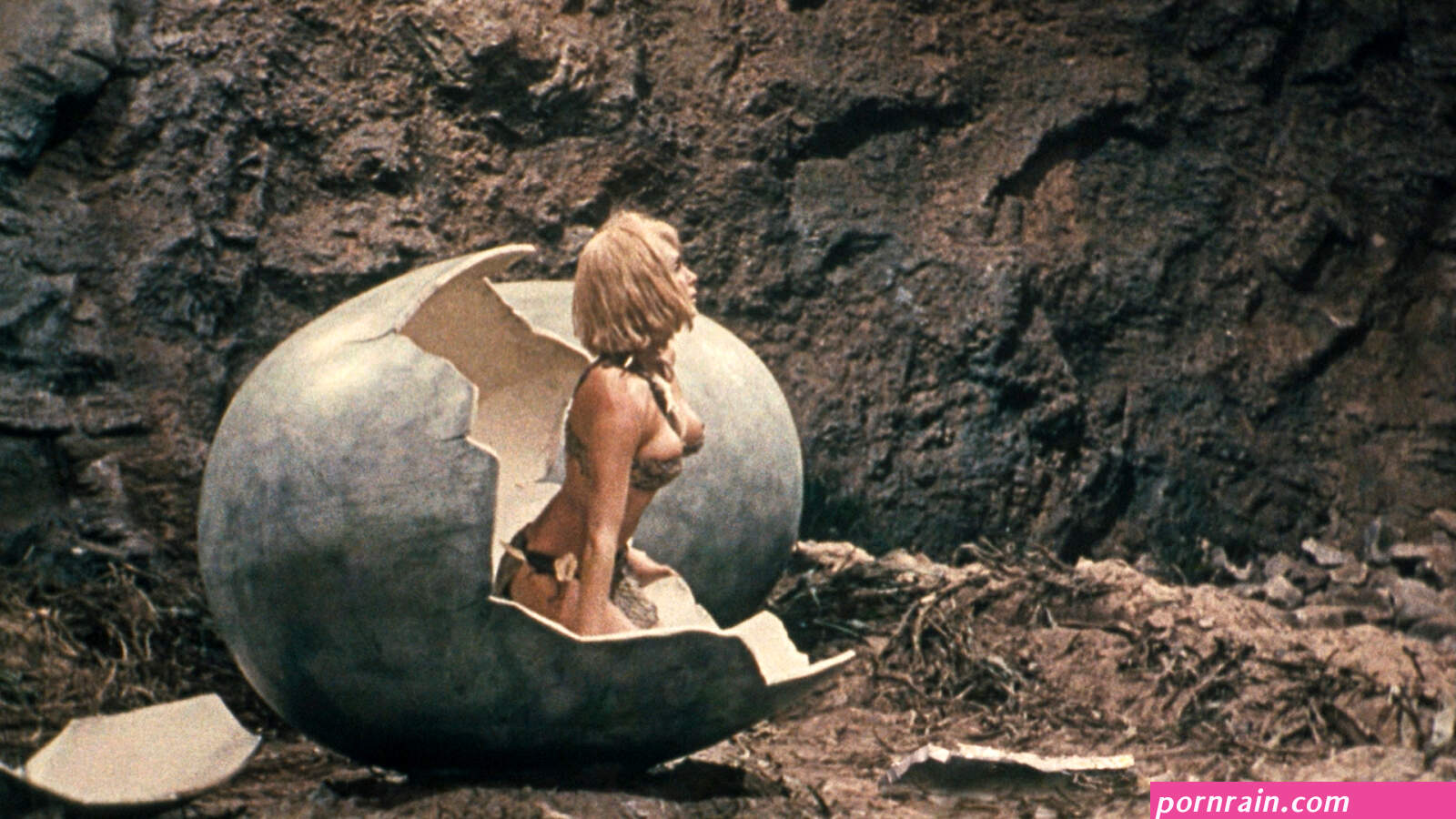 Naked Victoria Vetri in When Dinosaurs Ruled the Earth ANCENSORED