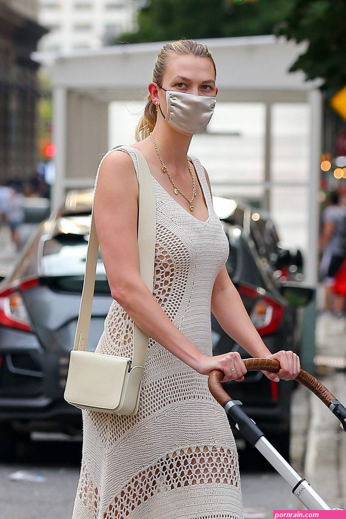 Karlie Kloss Braless On The Street After Pregnancy