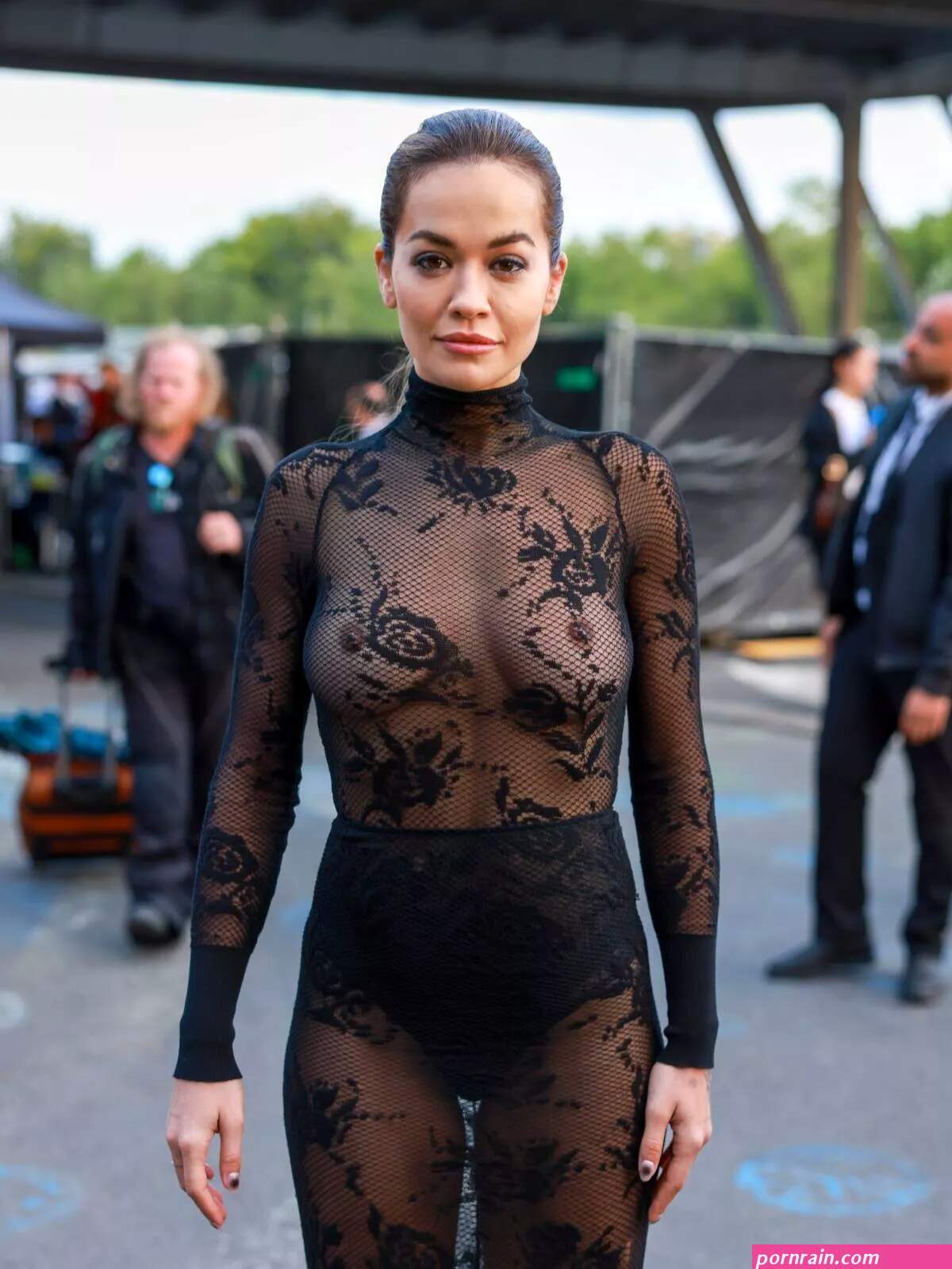 Rita Ora w naked dress na pokazie Alaïa w Paryu