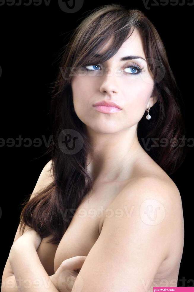 mujer joven desnuda 18946770 Foto de stock en Vecteezy