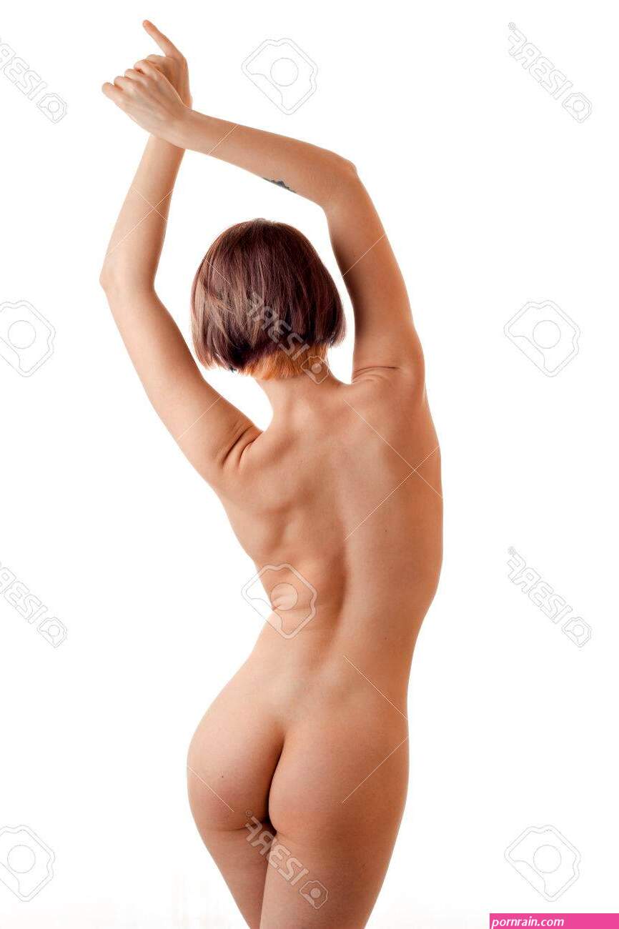 Retrato Vertical De Una Joven Desnuda Que Se Para Atrs Levant Las Manos Y Mostr Sus Nalgas Aisladas Sobre Fondo Blanco Fotos retratos imgenes y fotografa de archivo libres de derecho. Image