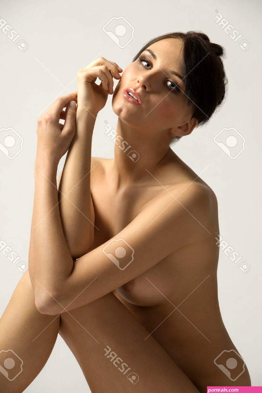 La Piel Desnuda Joven Natural Mujer Posando Sensual Y Mirando A Puerta Cerrada Con La Expresin Natural Fotos retratos imgenes y fotografa de archivo libres de derecho. Image 31623972