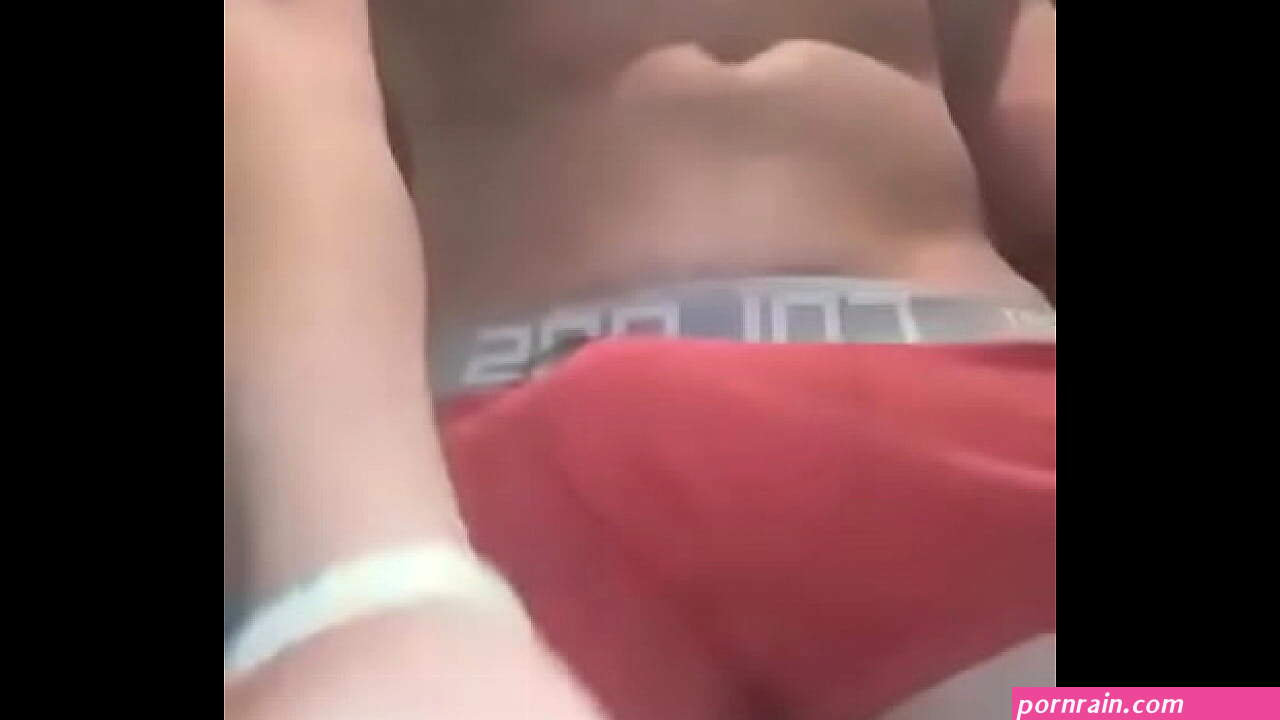 Joven larino se desnuda frente a la camara