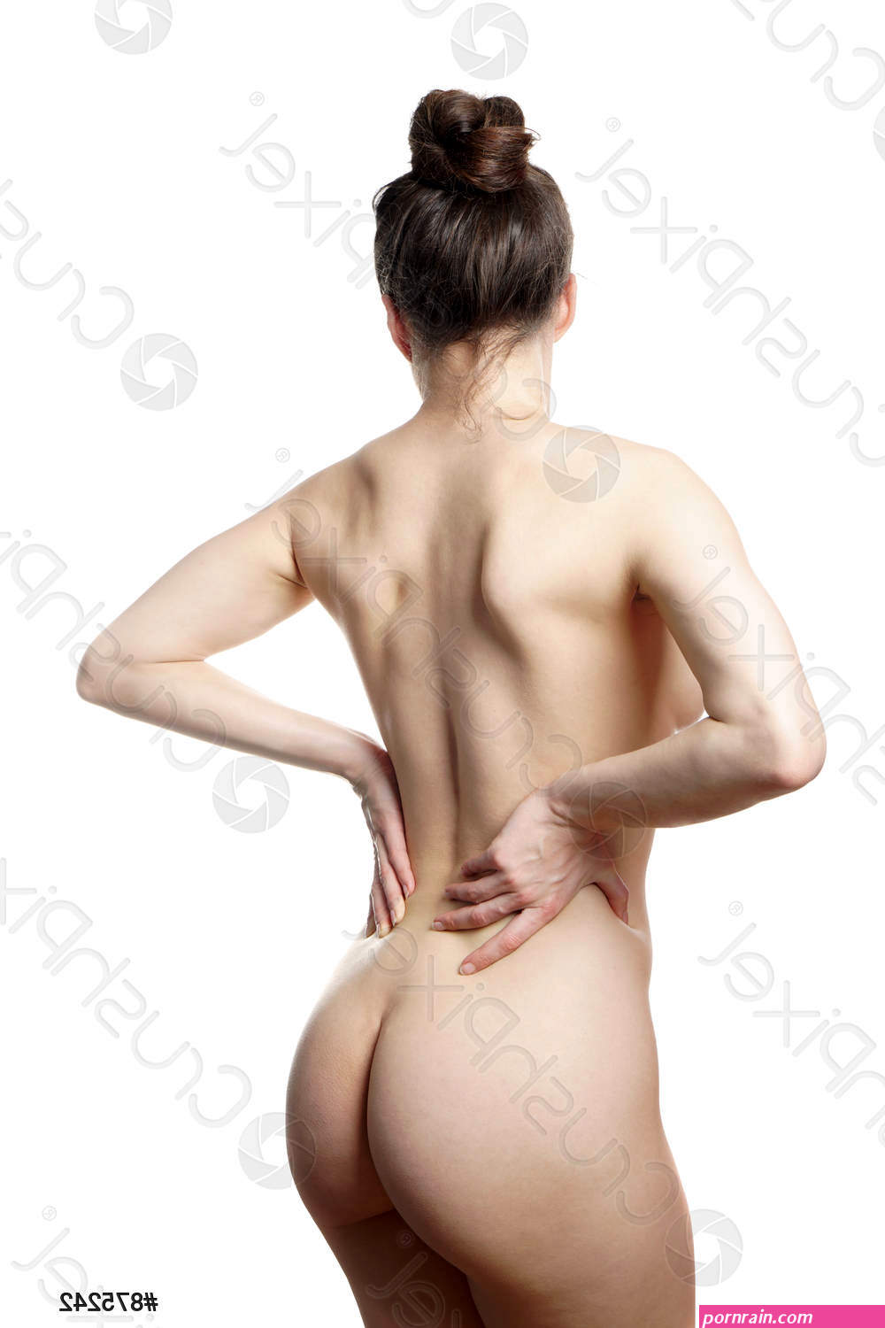Vista trasera de mujer joven desnuda irreconocible