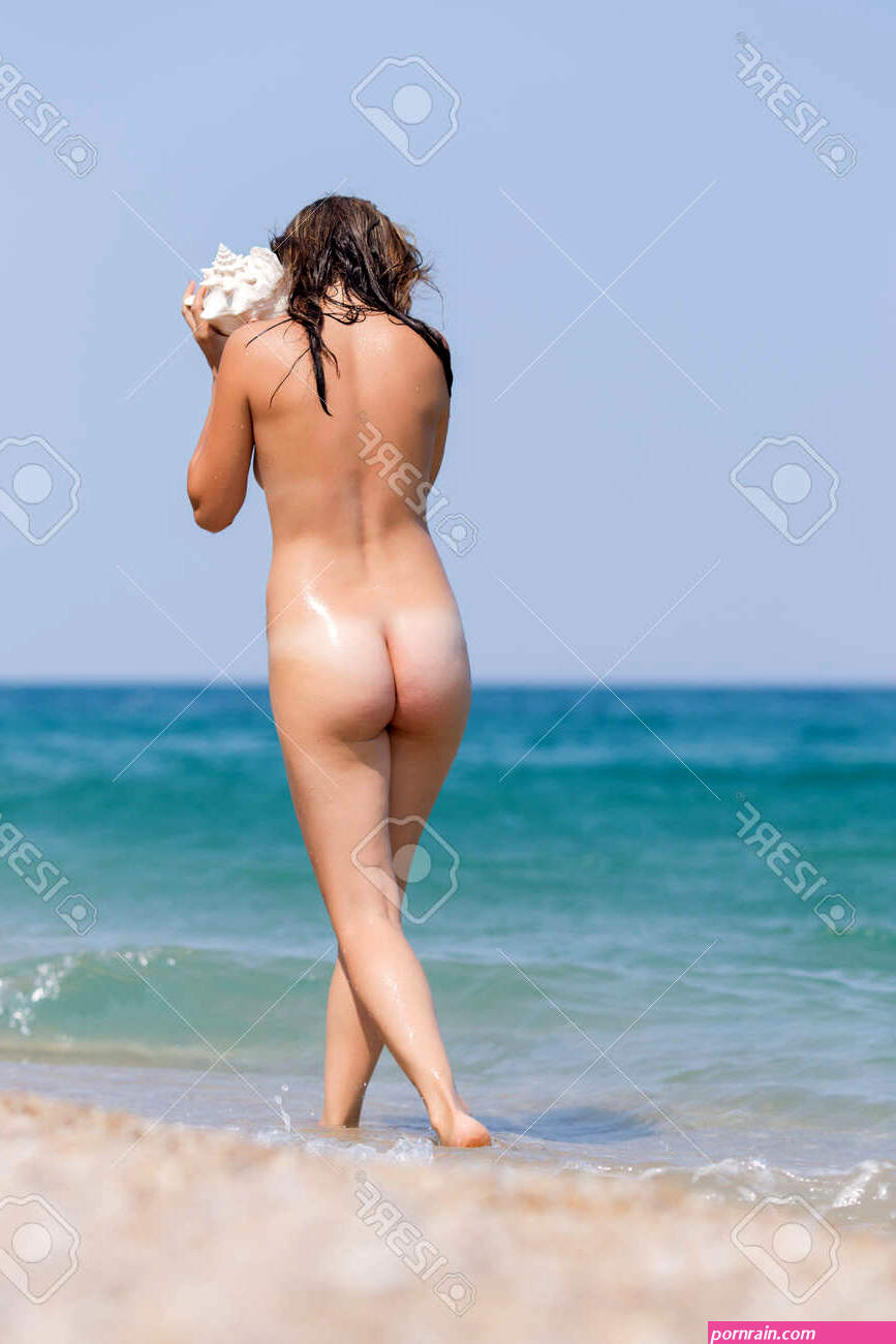 Muchacha En El Mar. Mujer Joven Desnuda Con La Cscara En Sus Manos Camina A Lo Largo De La Orilla Del Mar Fotos retratos imgenes y fotografa de archivo libres de derecho.