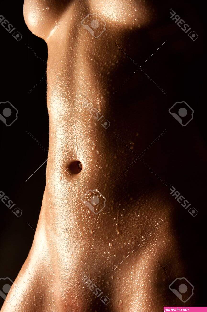 Hmedo Abdomen De Una Mujer Joven Desnuda Delante De Fondo Negro Fotos retratos imgenes y fotografa de archivo libres de derecho. Image 9383605