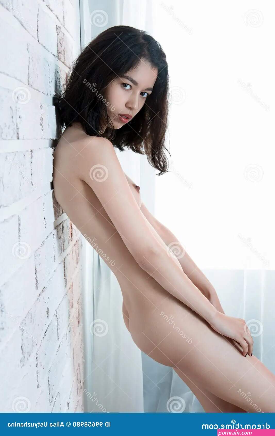 Mujer Joven Desnuda Atractiva Hermosa En Casa Foto de archivo