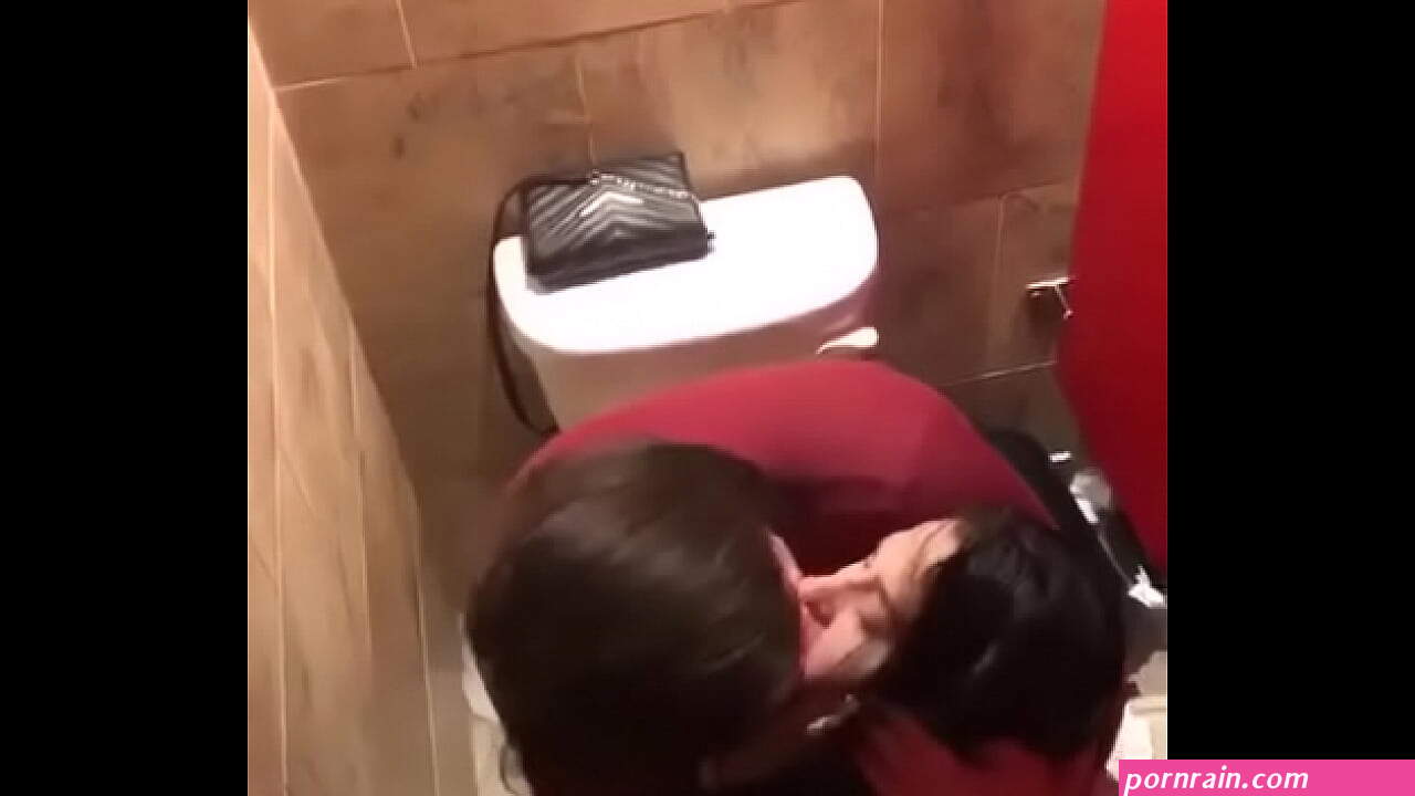 Mujeres se cojen en el baño Parte 1