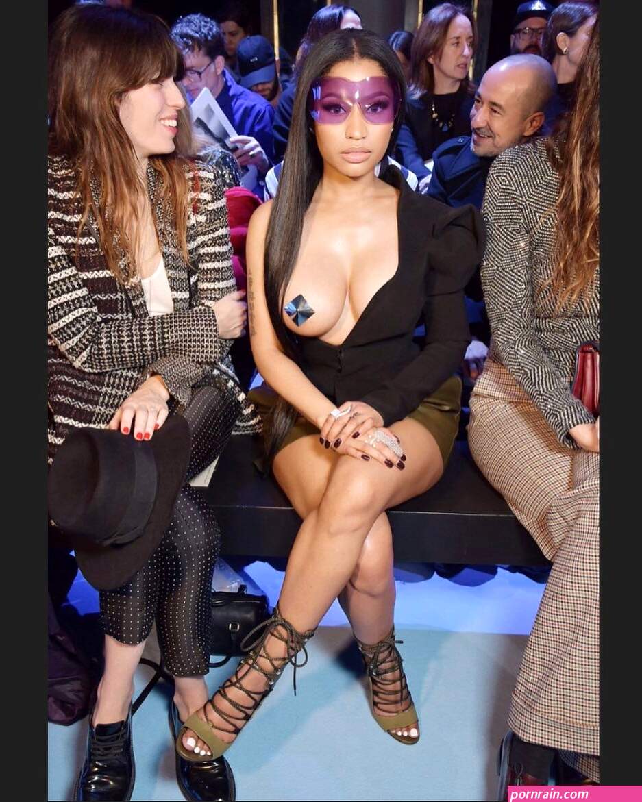 IN PICS: OMG! Rapper Nicki Minaj exposes her naked breast at prestigious Paris Fashion Week!