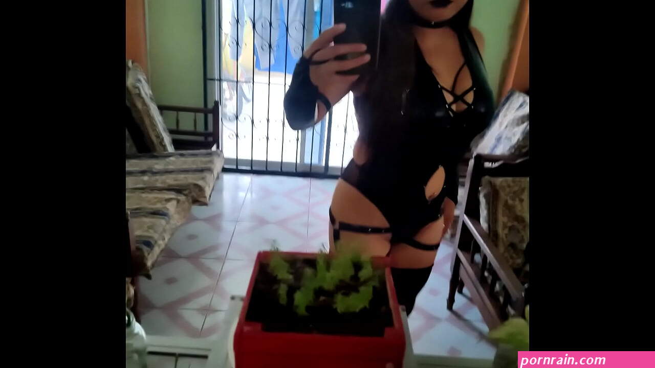 Xem phim LA VERDAD ES QUE TE QUEDA EXCELENTE!! la vieja de la limpieza se pone su traje sexy para enamorar a los suscriptores. PORNO REAL CASERO DE VIEJAS RECIEN INICIADAS EN