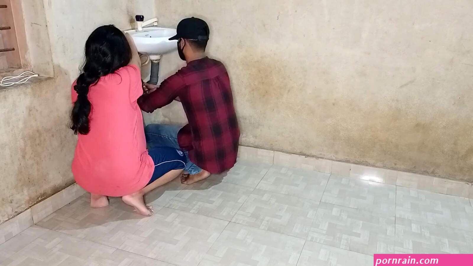 Sister-in-law quenched the thirst of her pussy with a inexperienced plumber! XXX Plumber Sex in Hindi voice watch online