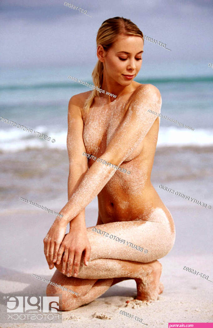 Nude woman on the beach Foto de Stock Imagen Derechos Protegidos Pic. D37-165093