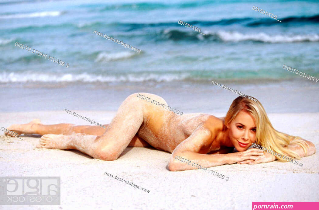 Nude woman on the beach Foto de Stock Imagen Derechos Protegidos Pic. D37-165100