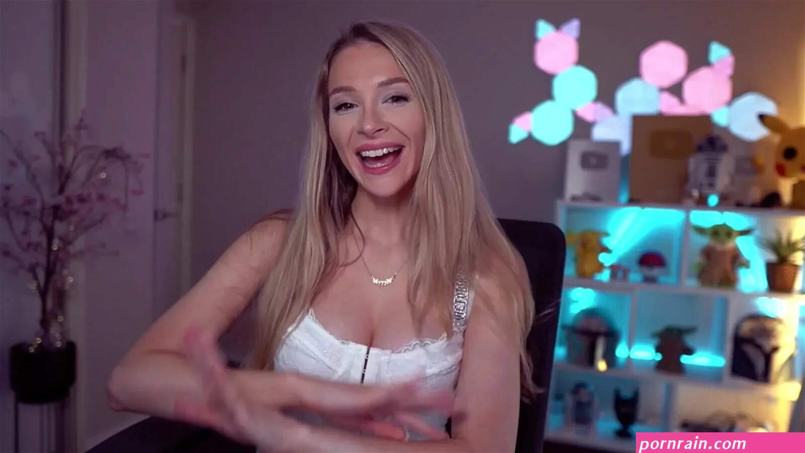 Bebahan AKA Hannah Famous Youtuber Reacting To Sex Clips Video