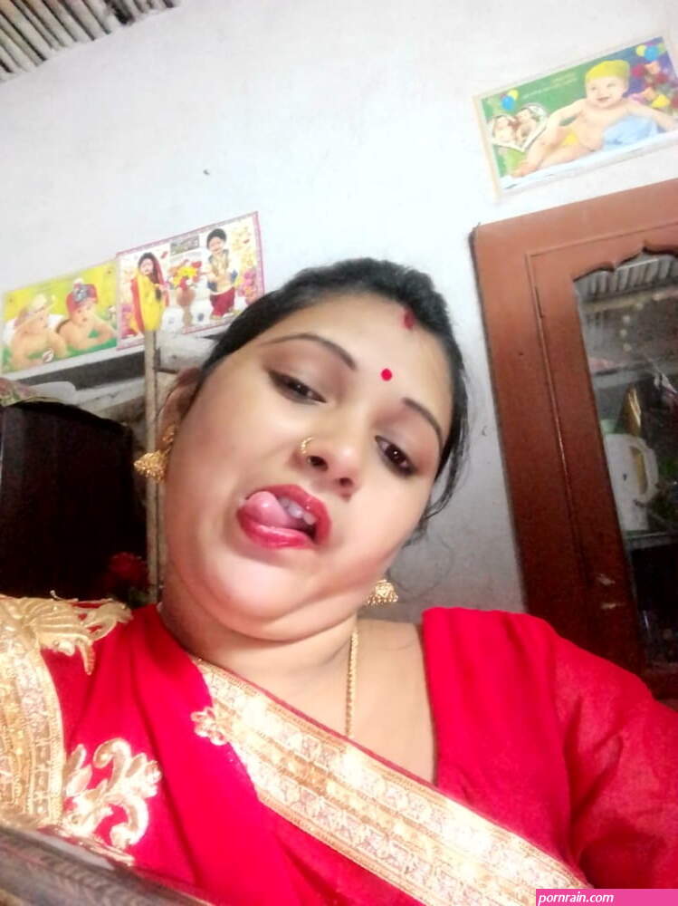 Bangladeshi beautiful desi bengali boudi with