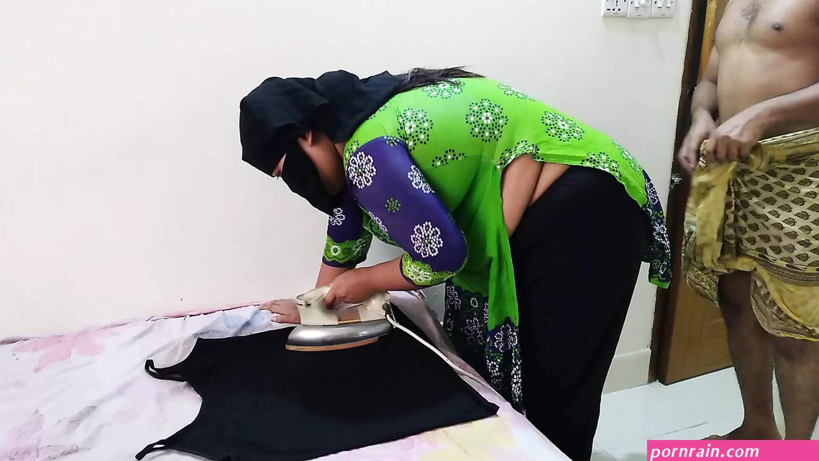 Saudi Big Ass Hot stepmom while ironing clothes stepson come fucks her Roughly