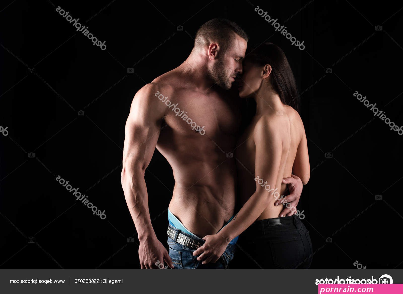 Tubuh telanjang pasangan seksi. Pasangan seksi yang indah. Pasangan romantis yang jatuh cinta. Wanita mencium dan