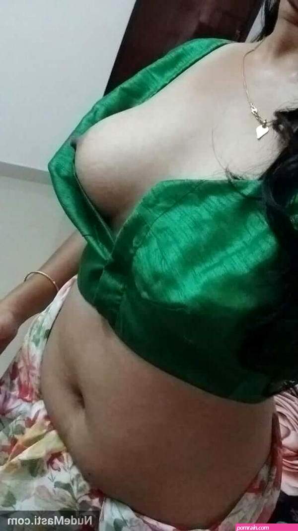 Big boobs south Indian wife private pics leaked online