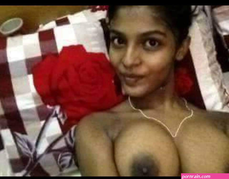 Kerala Dusky Beauty Showing Her Sexy Mamme Selfies