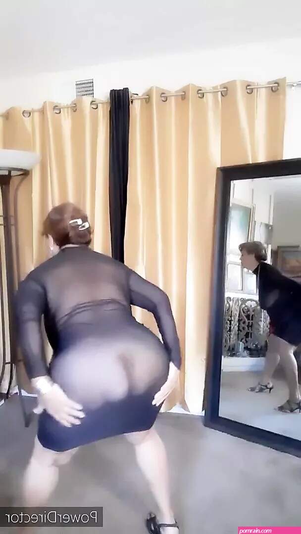 Bailando desnuda con un vestido transparente. mujer madura de 67 años