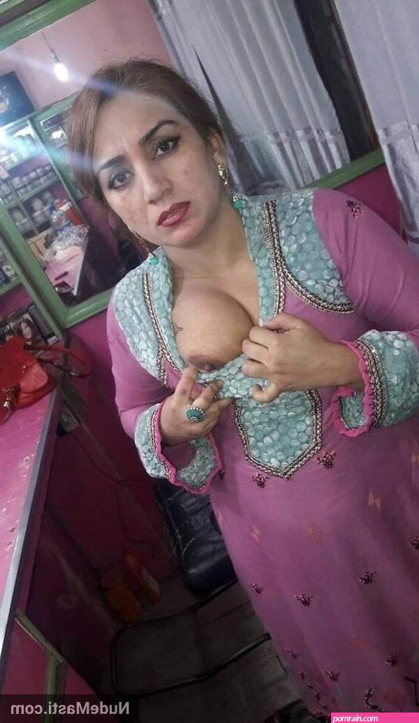 Hot Pakistani beautician bhabhi big boobs exposed