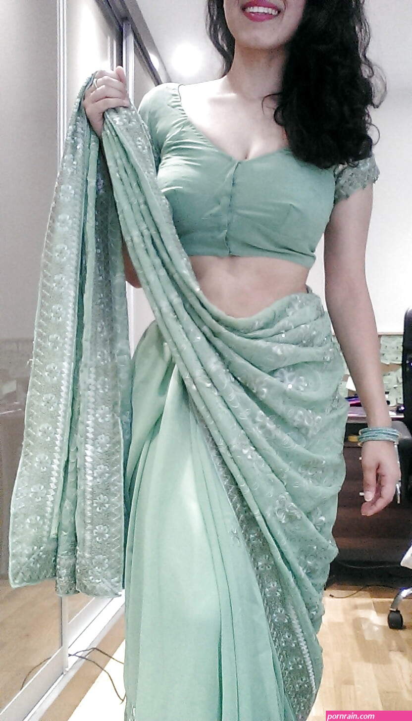 Desi girl in saree nude photoshoot