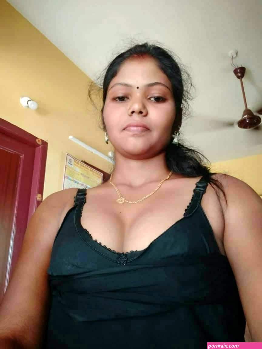 Unmarried Chennai Tamil girl showing round boobs