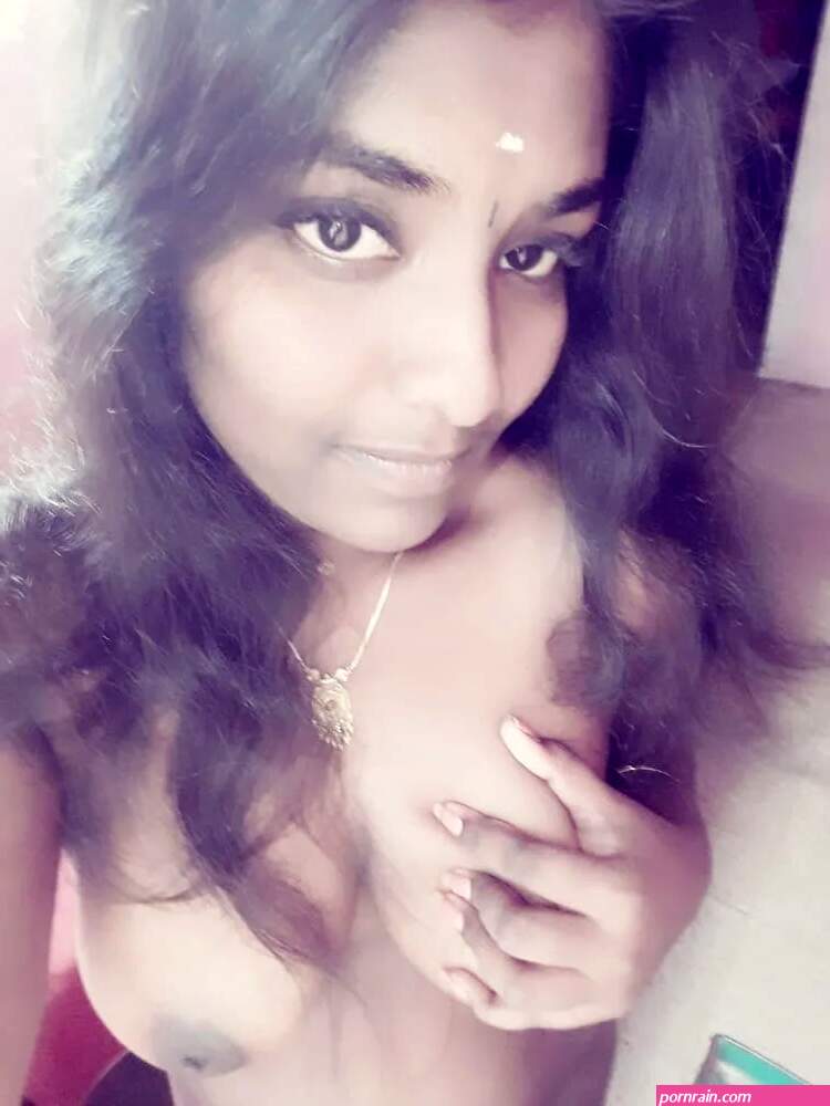 Dusky Tamil girl nude selfie pics