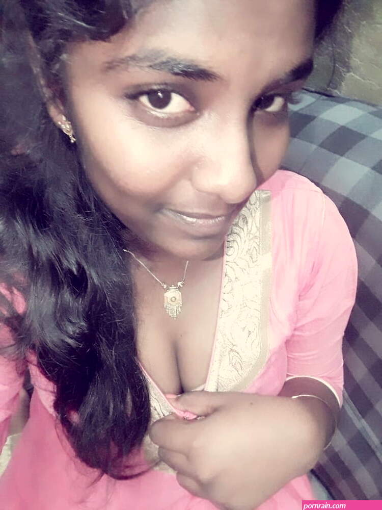 Dusky Tamil girl nude selfie pics