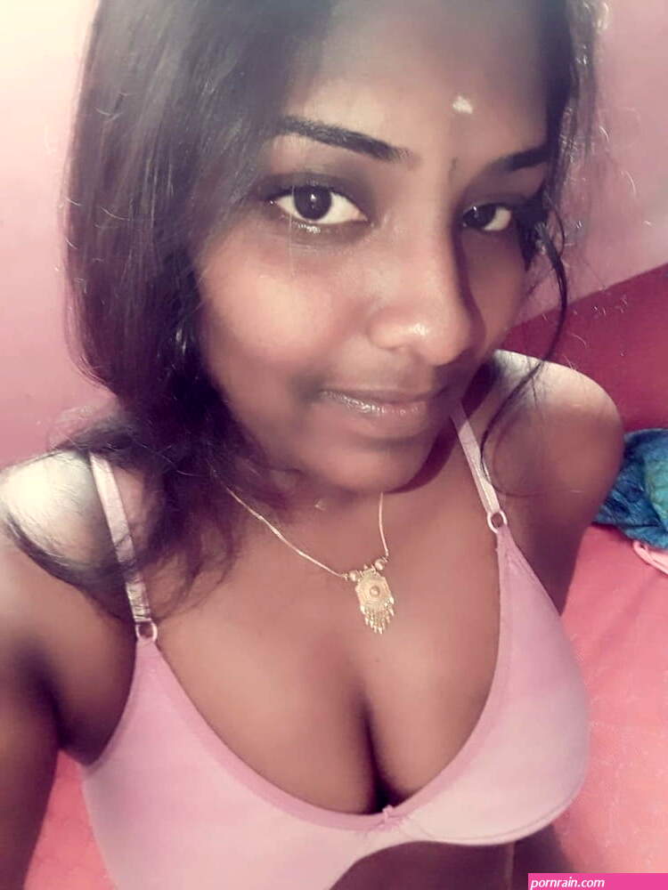 Dusky Tamil girl nude selfie pics