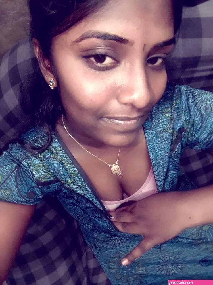 Hit tamil bhabi clean shaved pussy dont miss it