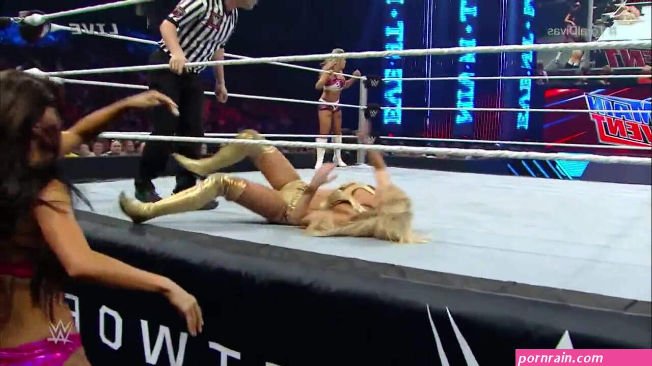 Wrestling match spiced up with a naked ass