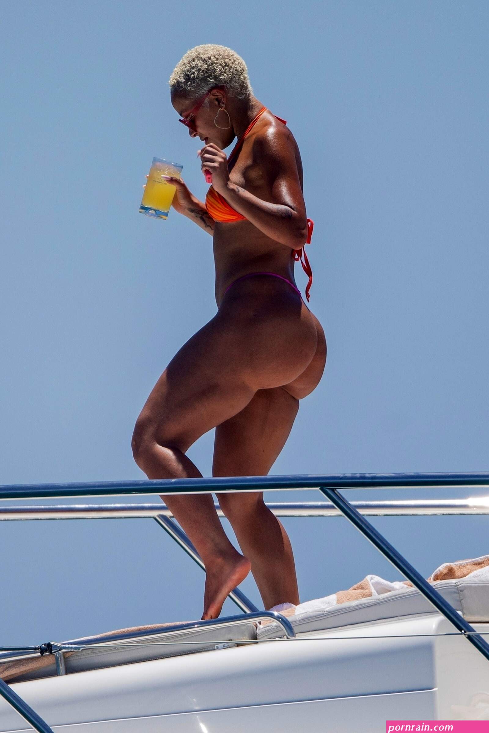 Doja Cat shows off hourglass figure in tiny bikini packs on the PDA with J. Cyrus