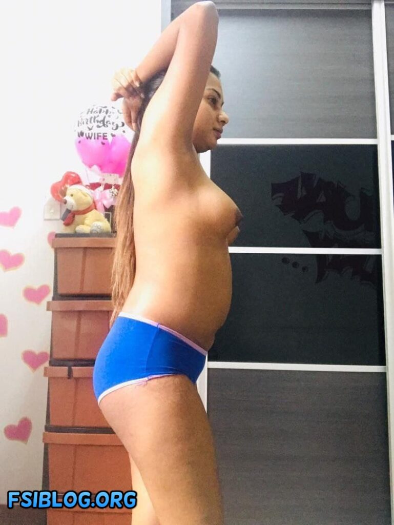 Beautiful Indian gf nude selfies