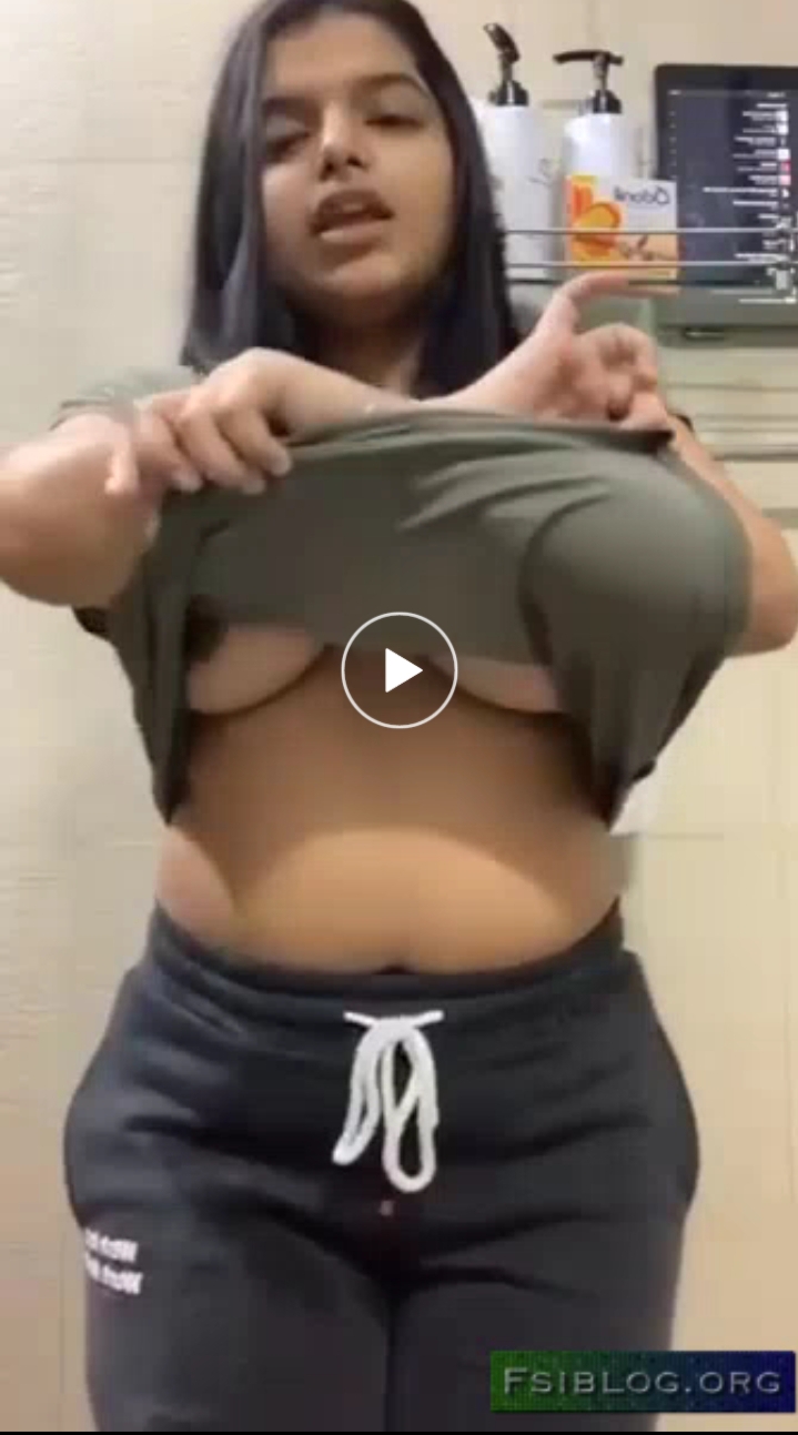 Desi school girl shows big boobs on tango live
