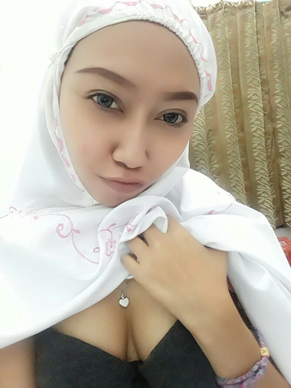 Tante jilbab binal