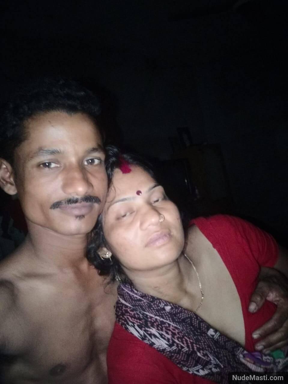 Desi village bhabhi having sex with neighbour