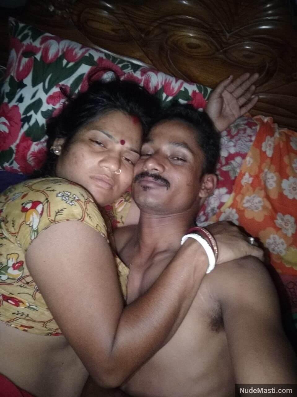 Desi village bhabhi having sex with neighbour