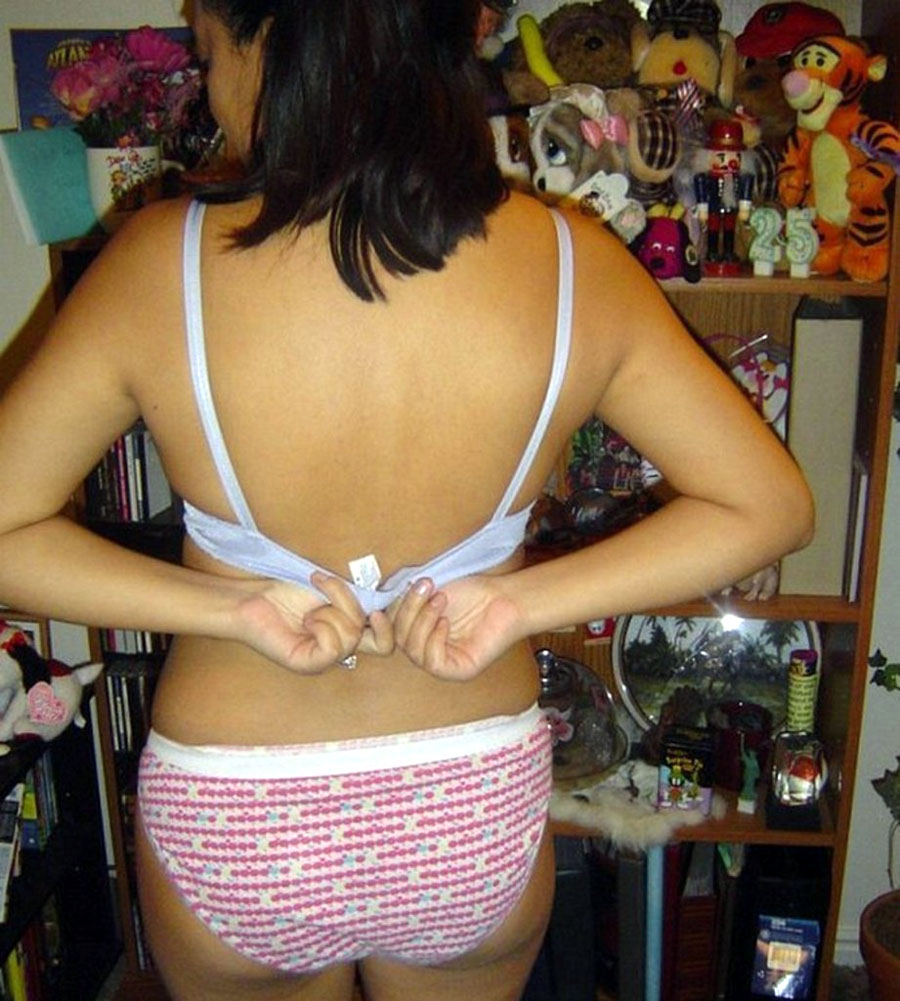 Hot Tamil Aunty Removing Clothes and Showing Boobs Pics 5