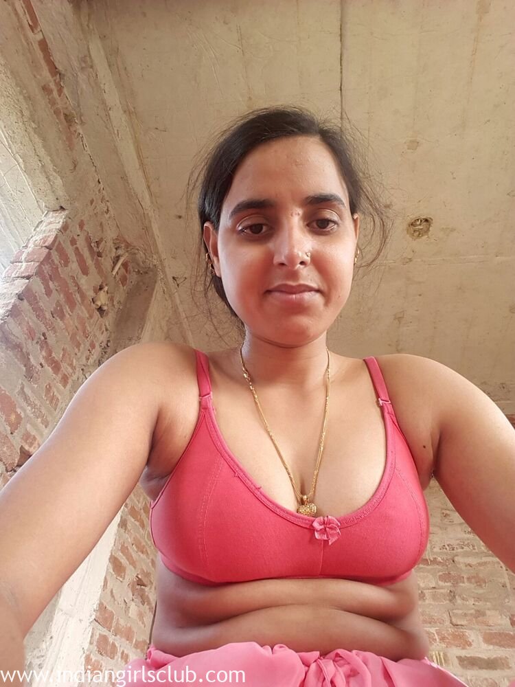 Desi Village Bhabhi Nude Showing Shaved Indian Pussy