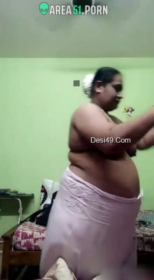 Mallu aunty shows on XXX cam her abnormally big boobs indian xxx sex