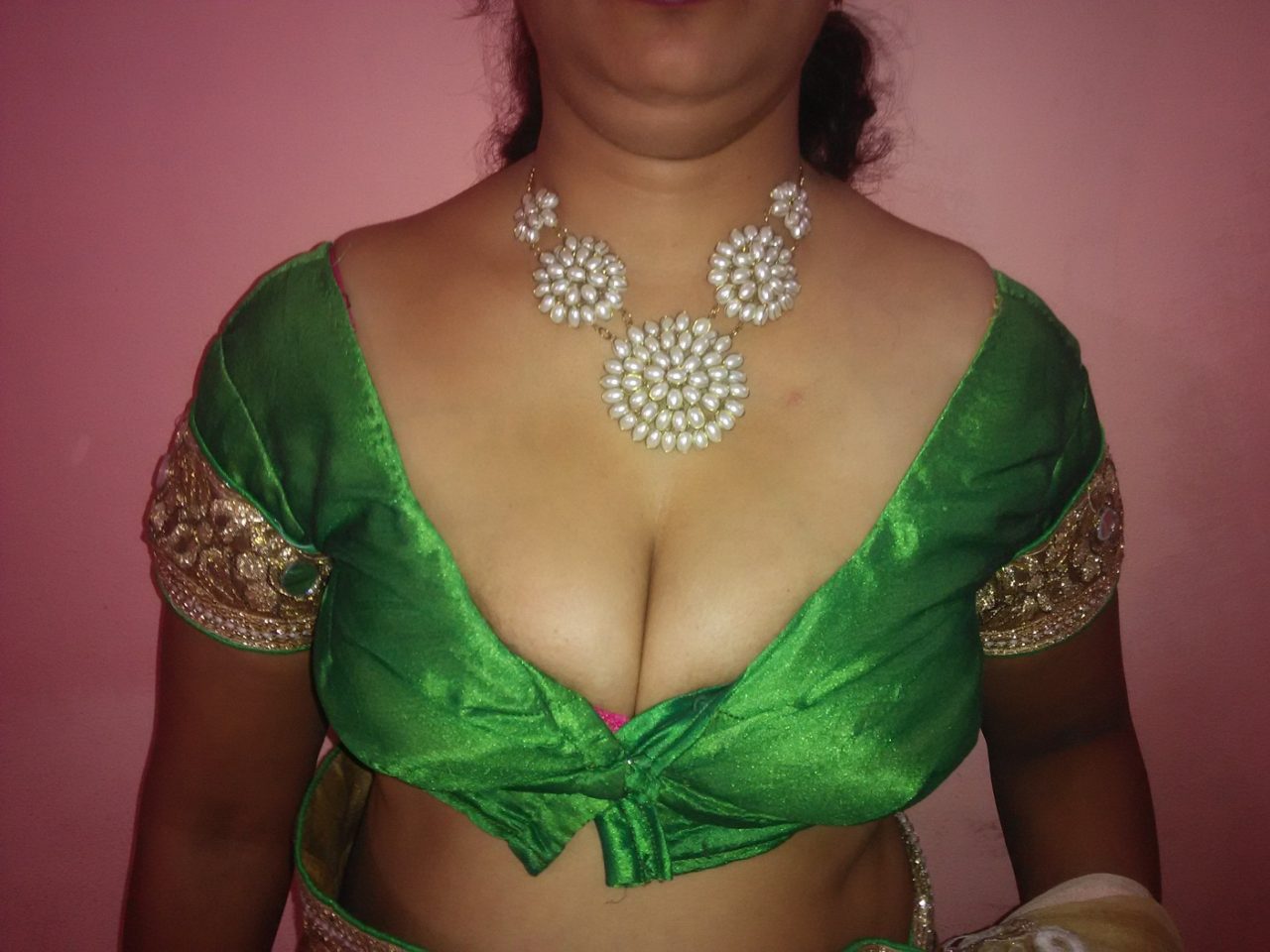 Mallu aunty boobs cleavage photos