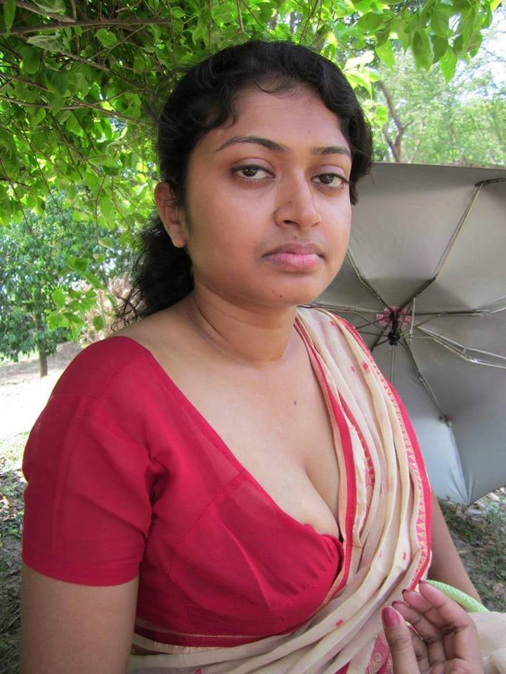 desi-bhabhi-in-blouse-deep-cleavage-pics