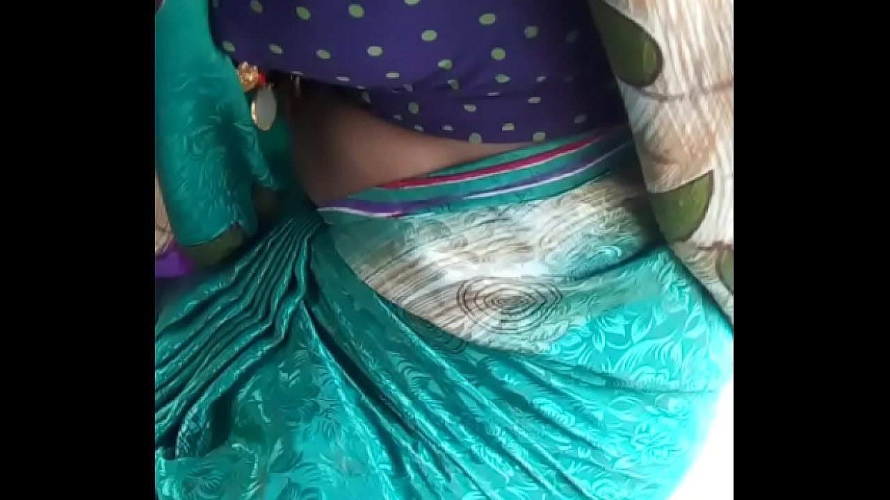 hot Telugu aunty showing boobs in auto