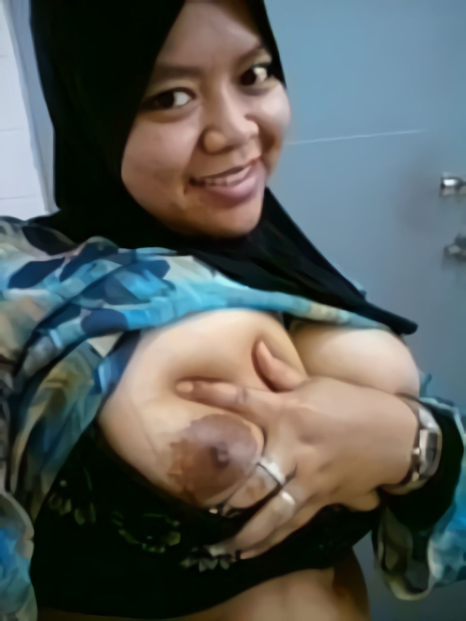 Tante jilbab pamer memek