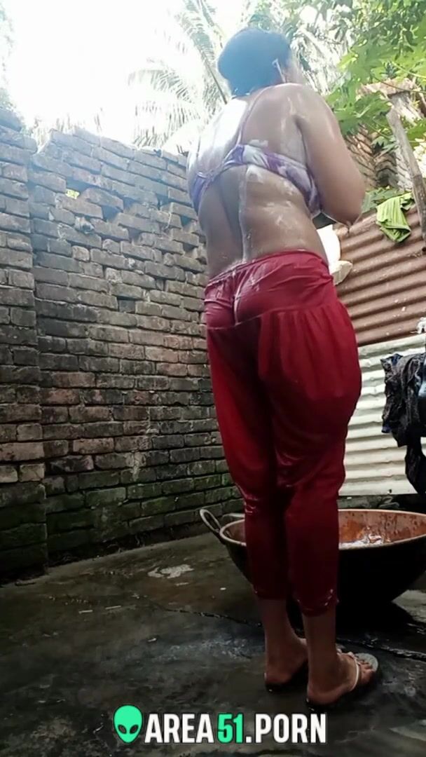 Desi XXX video leaked! Village aunty with huge booty nude bath in garden