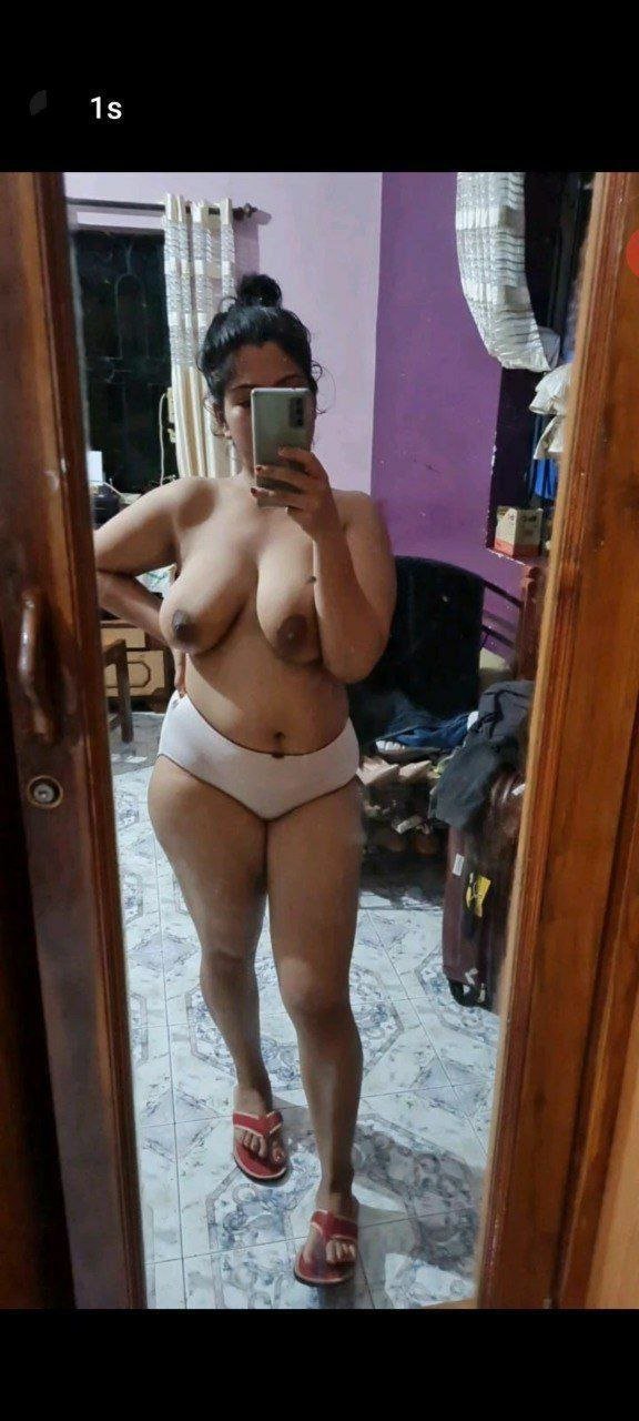 Bigboob North Indian college girl nude selfies