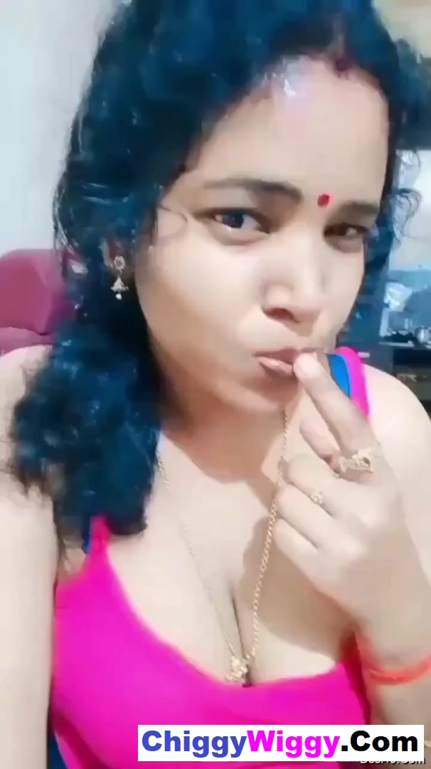 Horny Mallu Bhabhi Shows Boobs and Pussy
